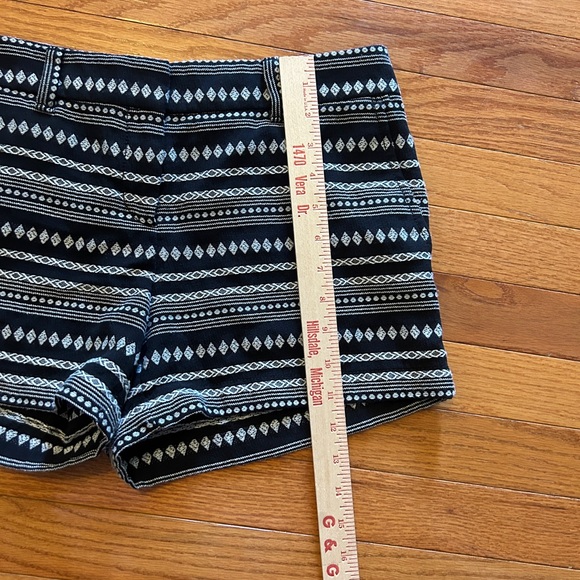 Loft Black & White Aztec Print Tribal Shorts Size 4 - Picture 5 of 11